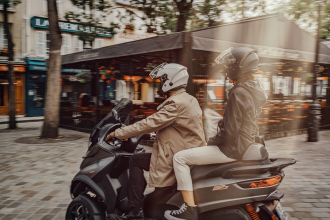 Un motard en ville