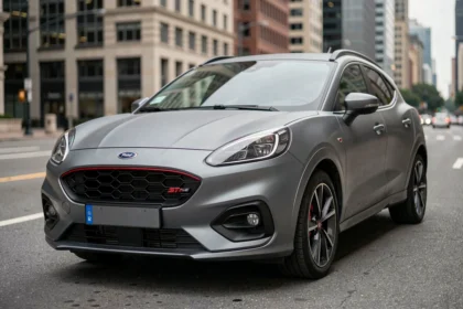 Ford Puma gris solaire ST-Line garé en ville, vue 3/4 avant mettant en valeur le design sportif et les accents rouges