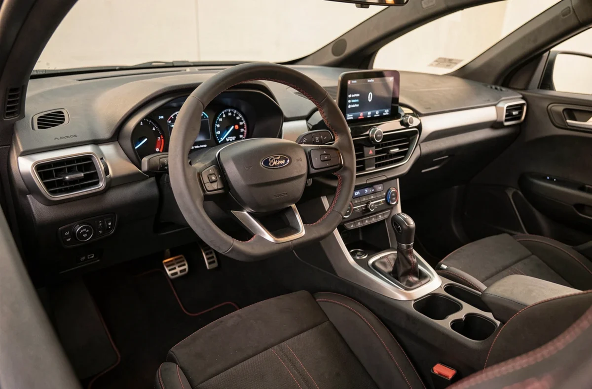 Intérieur du Ford Puma ST-Line avec sièges sport et tableau de bord numérique, ambiance dynamique et soignée