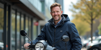 Homme souriant avec scooter moderne en ville