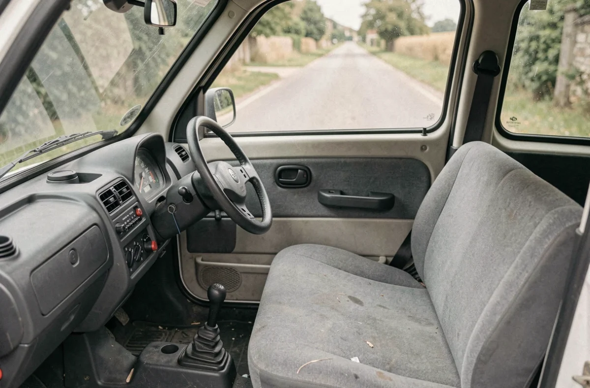 Intérieur minimaliste d'une voiture sans permis avec tableau de bord simplifié et volant compact