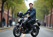 Jeune homme souriant sur moto urbaine en ville