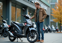 Prix d’une moto 125 : neuve ou d’occasion ? Jeune homme examine une moto neuve 125cc devant un concessionnaire