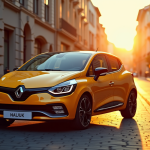 Renault Clio 2 V6 stationnée en ville en lumière dorée