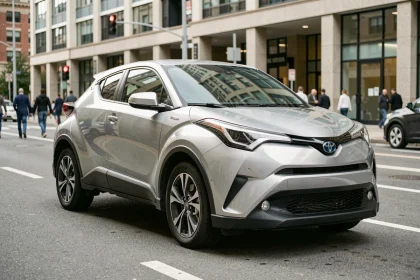 Toyota C-HR garé en ville montrant ses dimensions extérieures compactes et son design angulaire distinctif